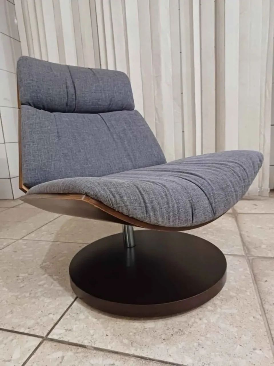 Poltrona de madeira revestida de linho - Foto 4