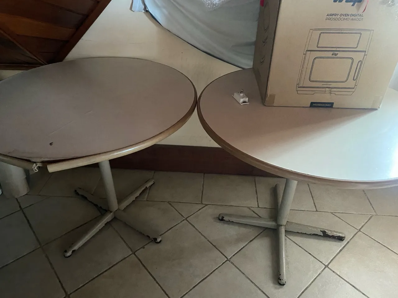 Mesas redondas com estrutura metálica são 2