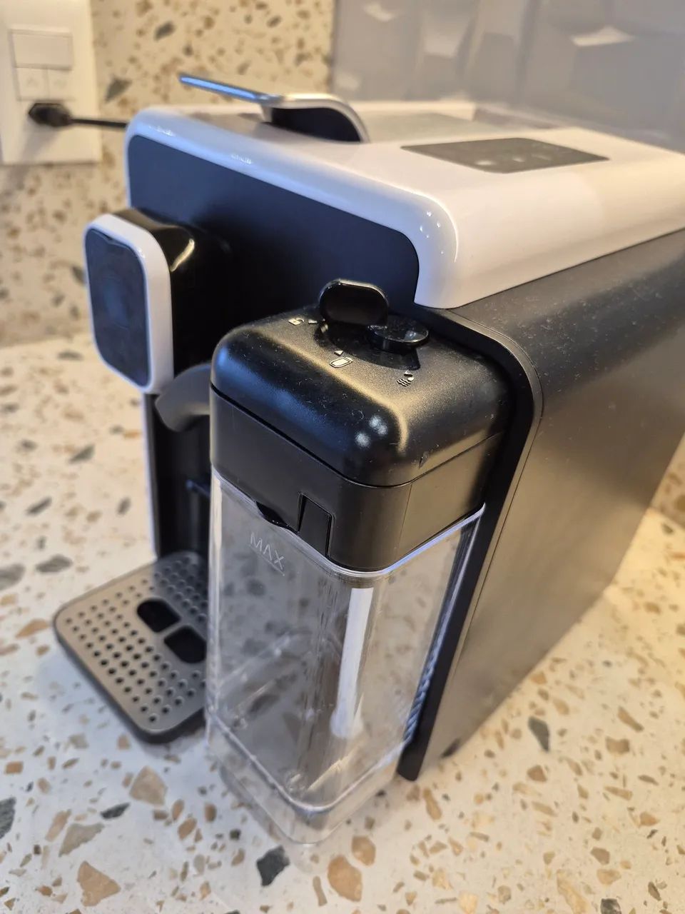 Cafeteira Barista 3 Corações com vaporizador de leite. De 1079,00 por 499,00. Aceito ofert
