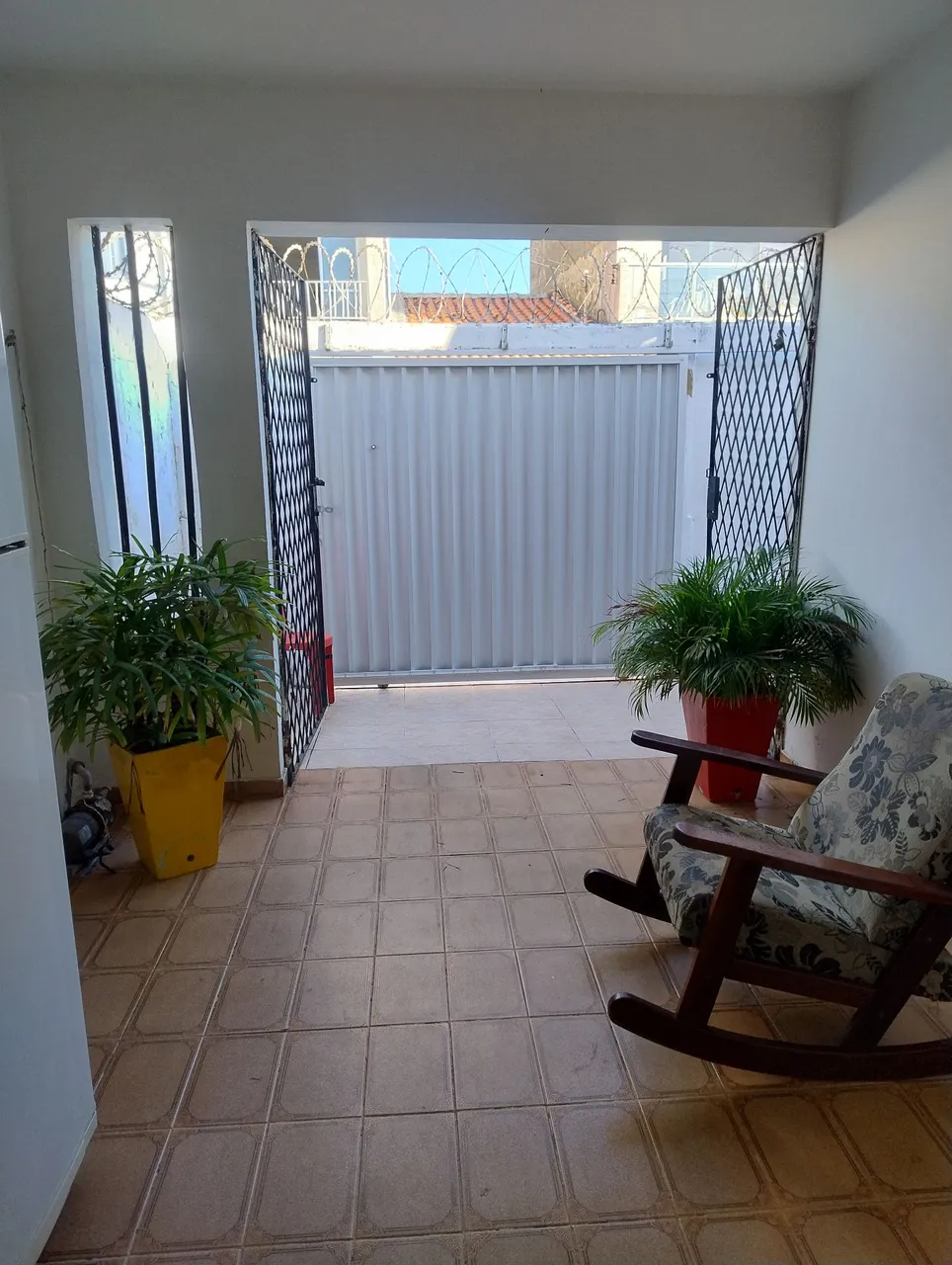 Casa no prado, medindo 6 por 40, toda na lage, com 3/4, dispensa, garagem e quintal.