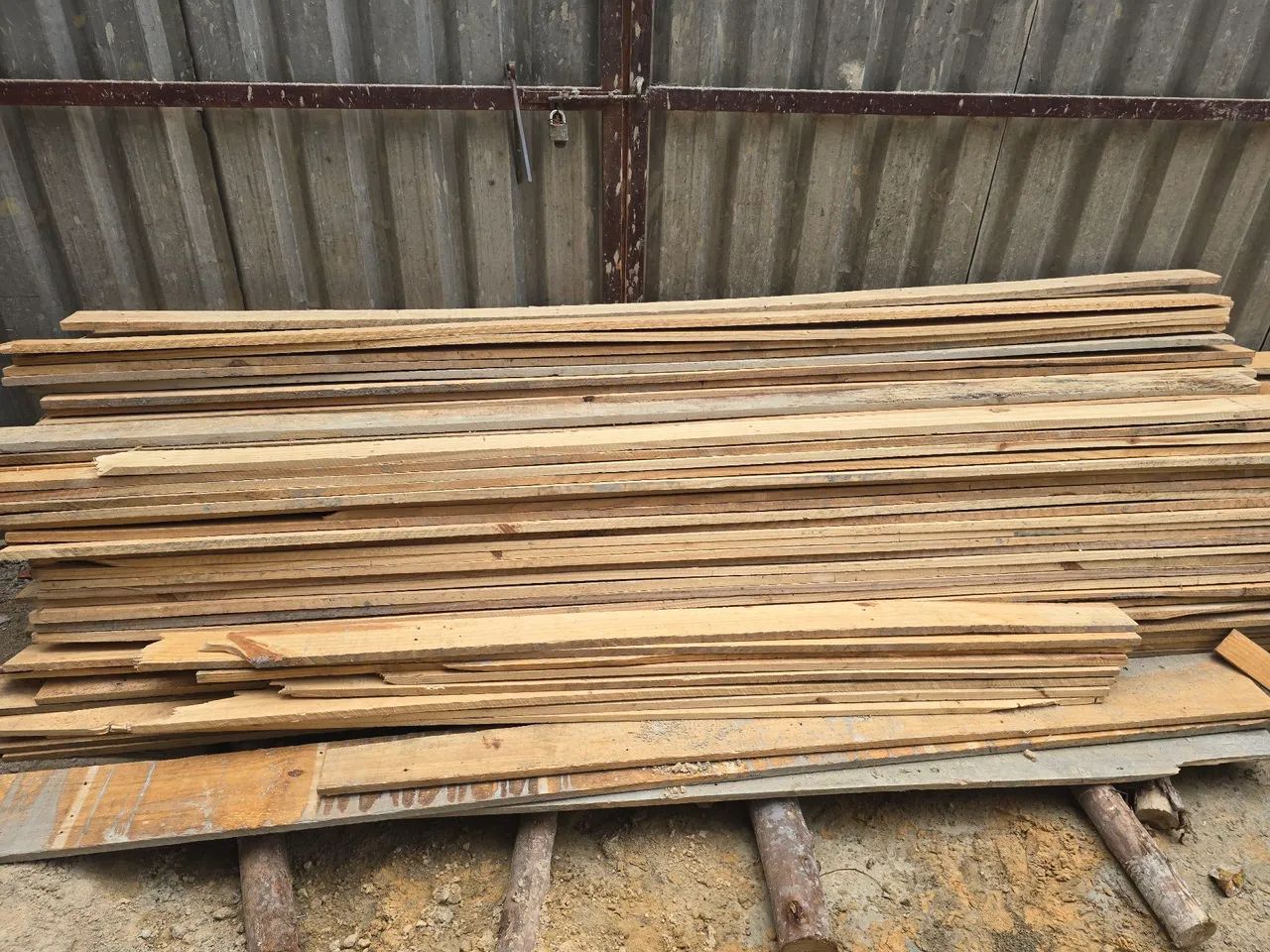 Pontaletes 6m (R$ 20/pc) e sarrafos 10cm (R$ 4/pc)