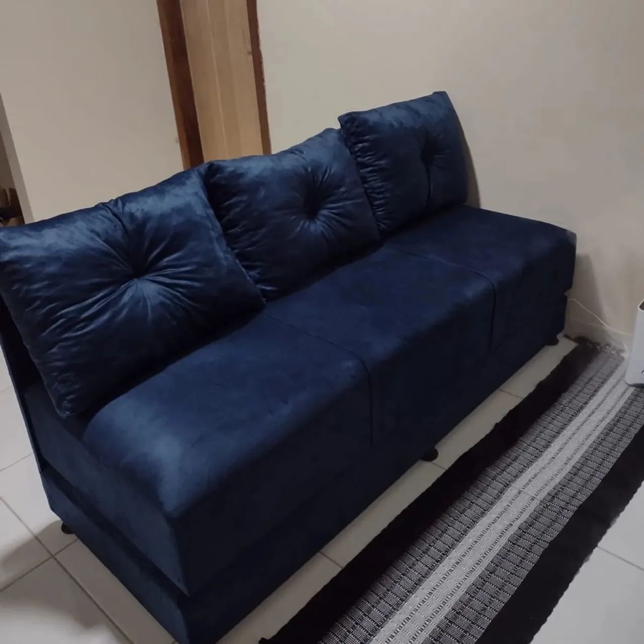 SOFÁ CAMA com encosto mais ALMOFADAS em várias cores DIRETO DE FÁBRICA  - Foto 4