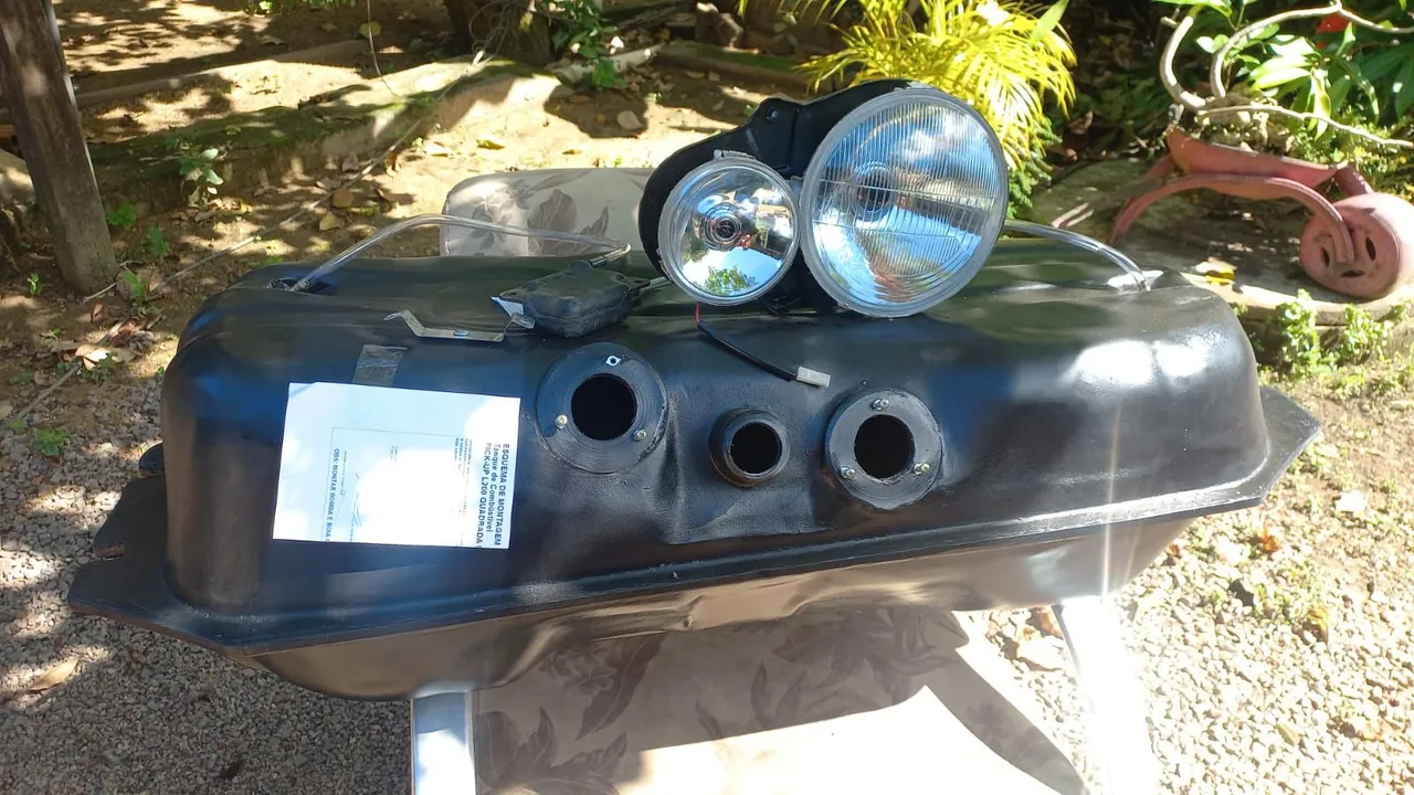 Tanque de Combustível e lanterna esquerda da L200