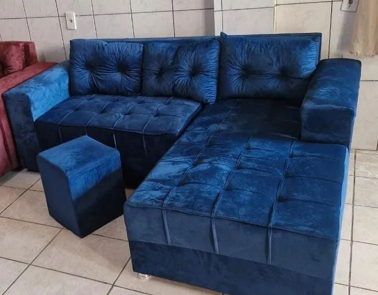 Sofá de canto azul com puff 