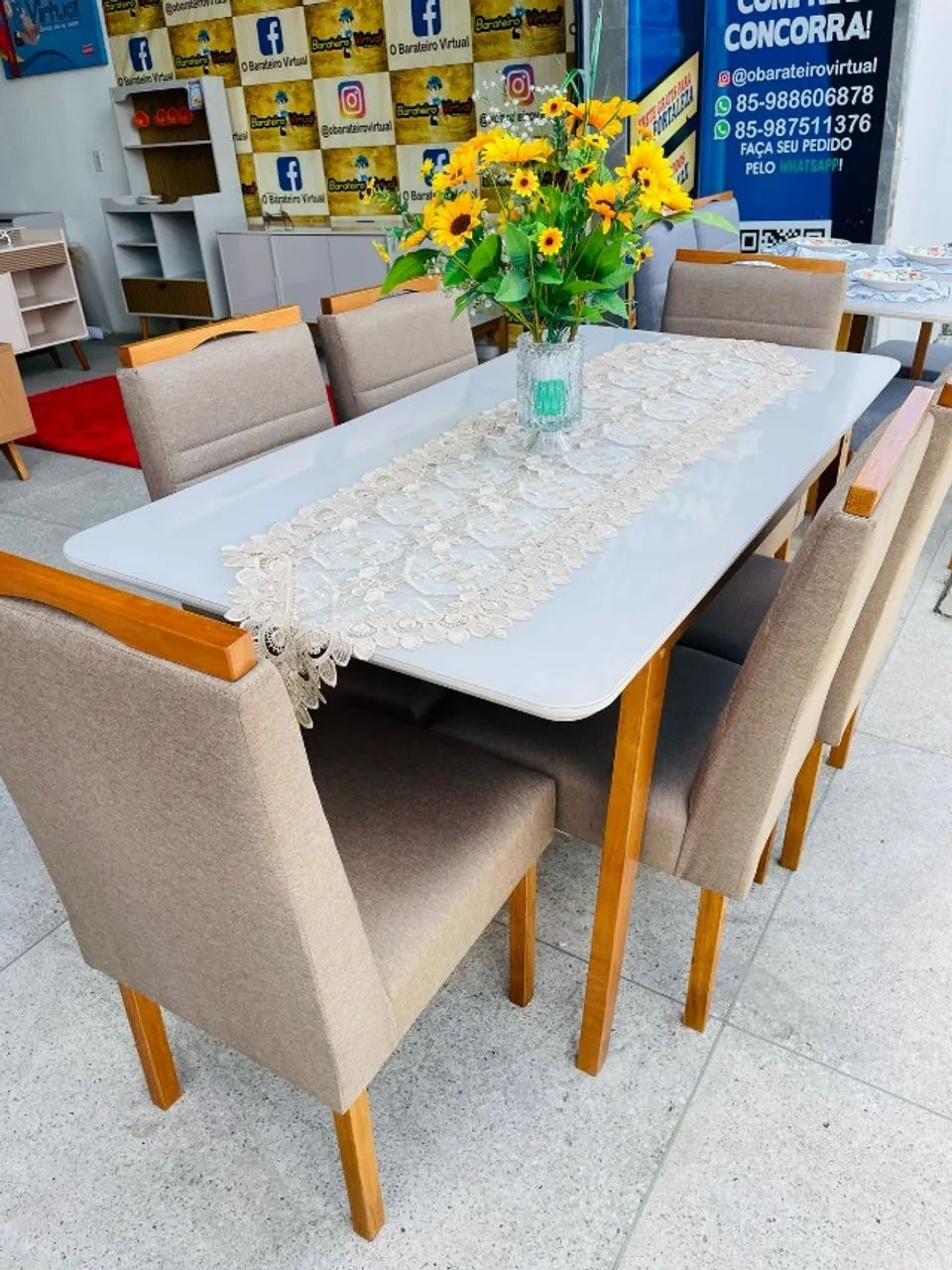 Mesa de jantar de madeira maciça com 6 cadeiras estofadas. Ideal para sua casa, perfeita p