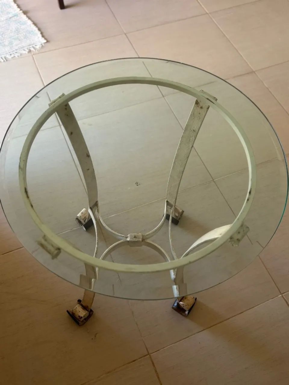 Vendo Mesa De Centro Com Tampo redondo de vidro e Pés Em ferro - Foto 4