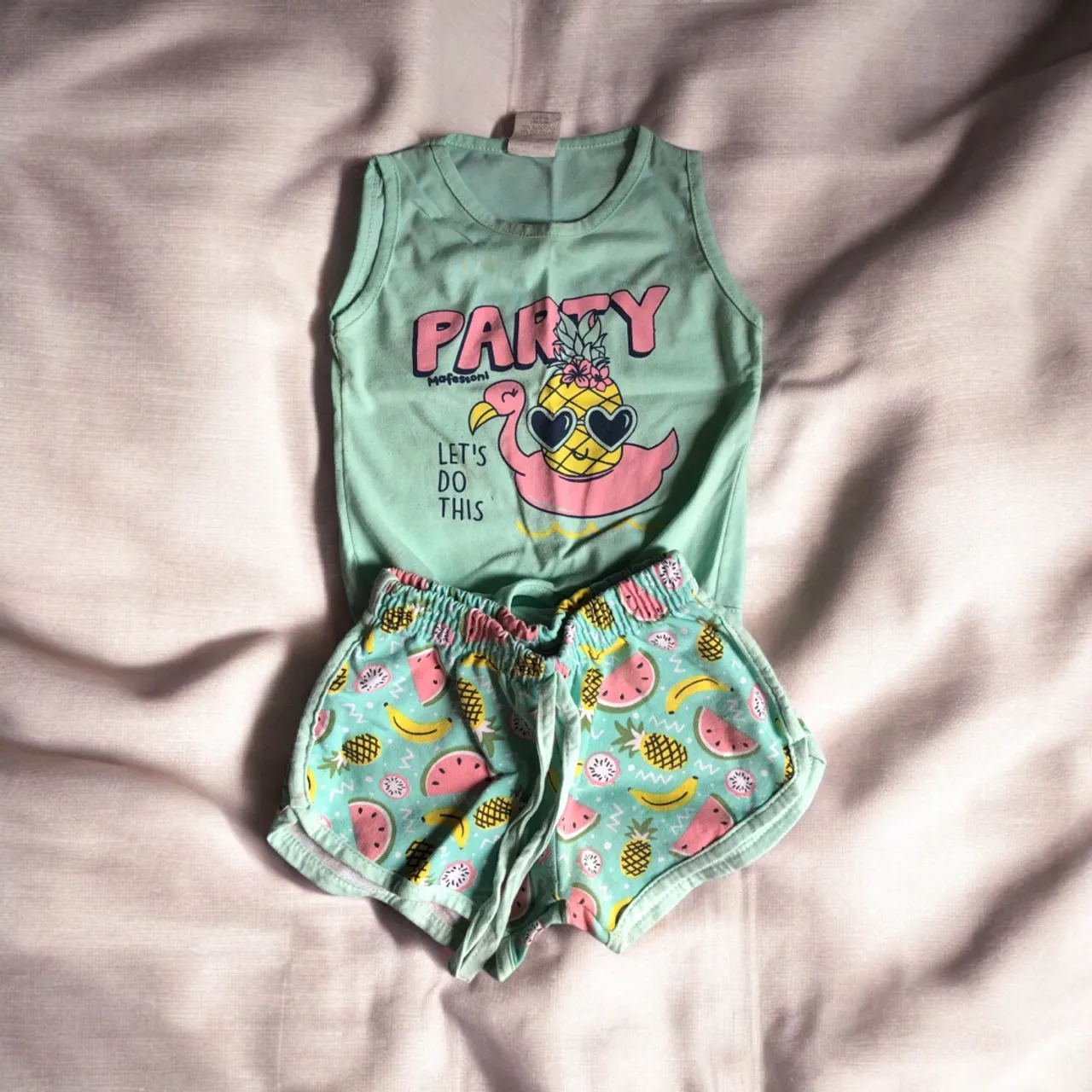Conjunto infantil menina veste aproximadamente 1/2 anos