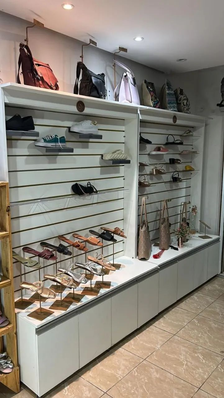 Expositor de sapatos e bolsas para loja