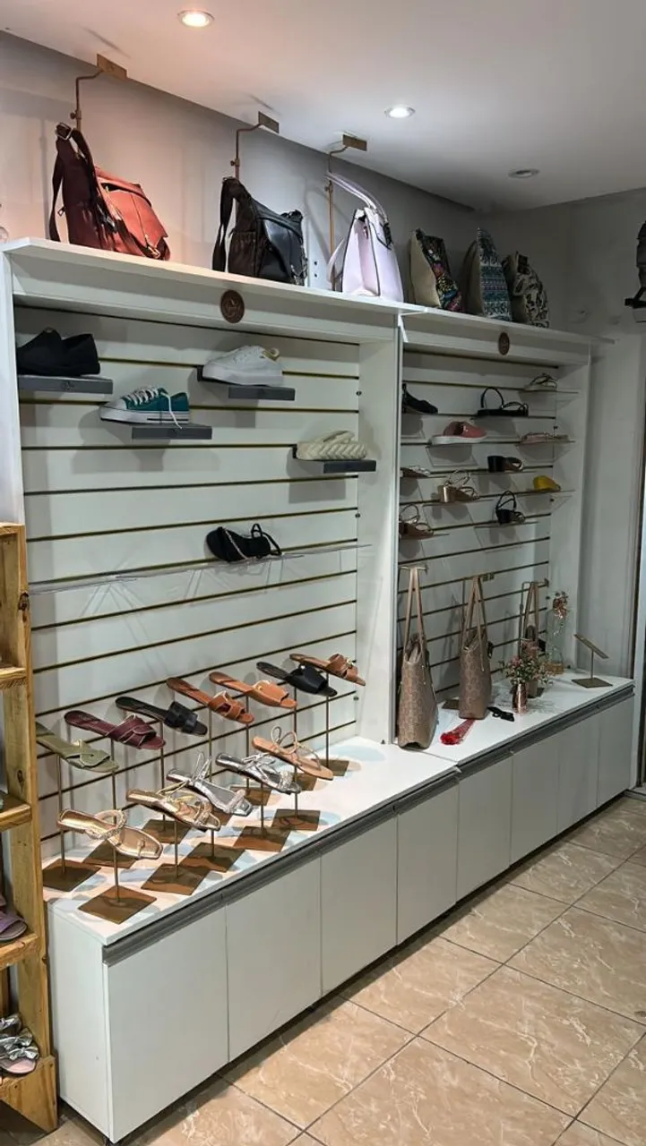 Expositor de sapatos e bolsas para loja