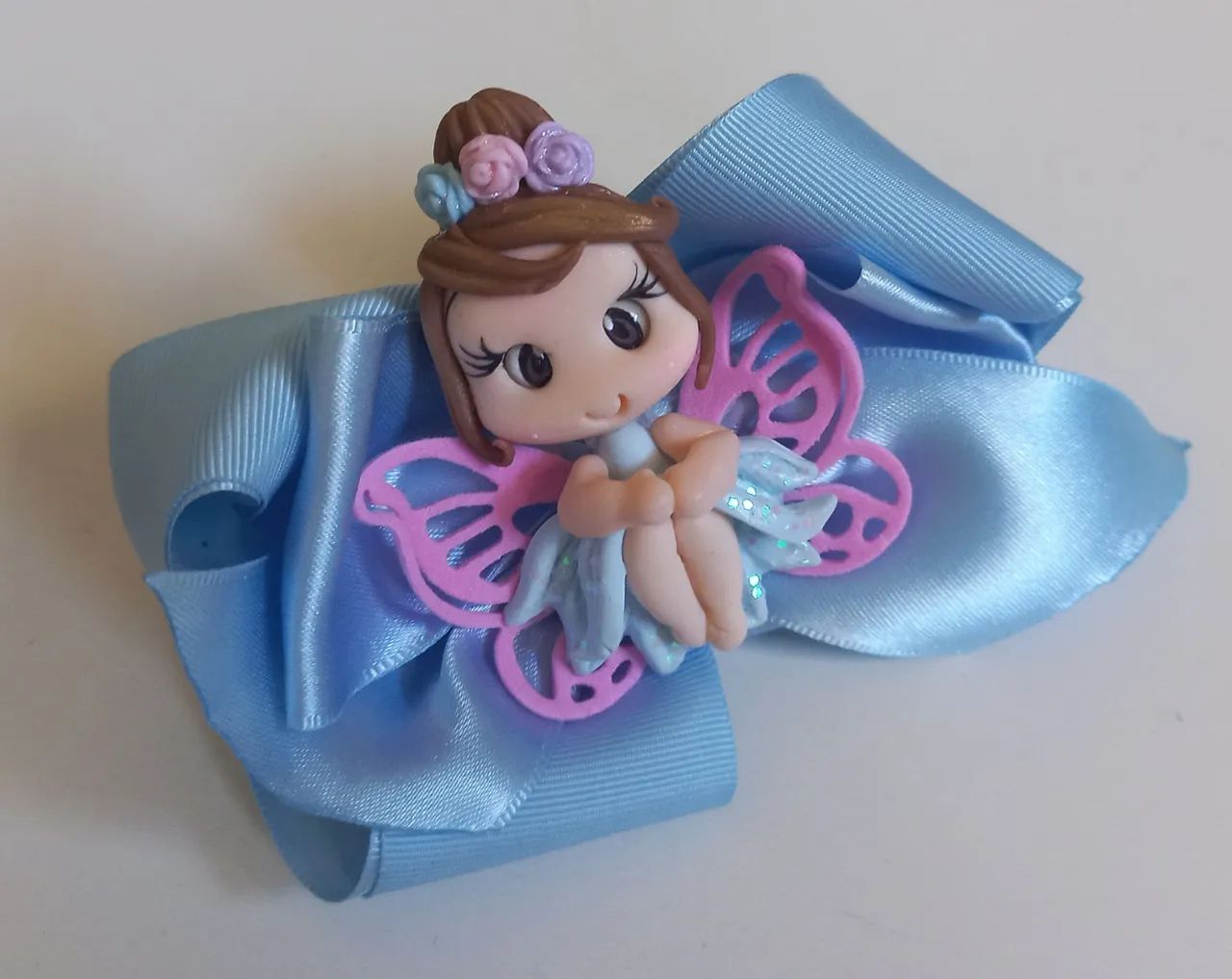 Laço de cabelo com aplique de biscuit bonequinha - Foto 5