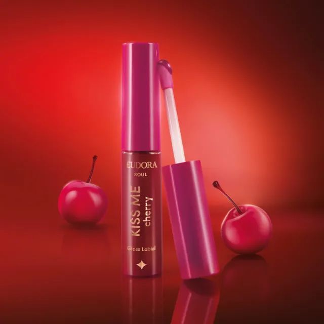 Gloss Labial Kiss Me Cherry Eudora 5,5ml - Foto 4