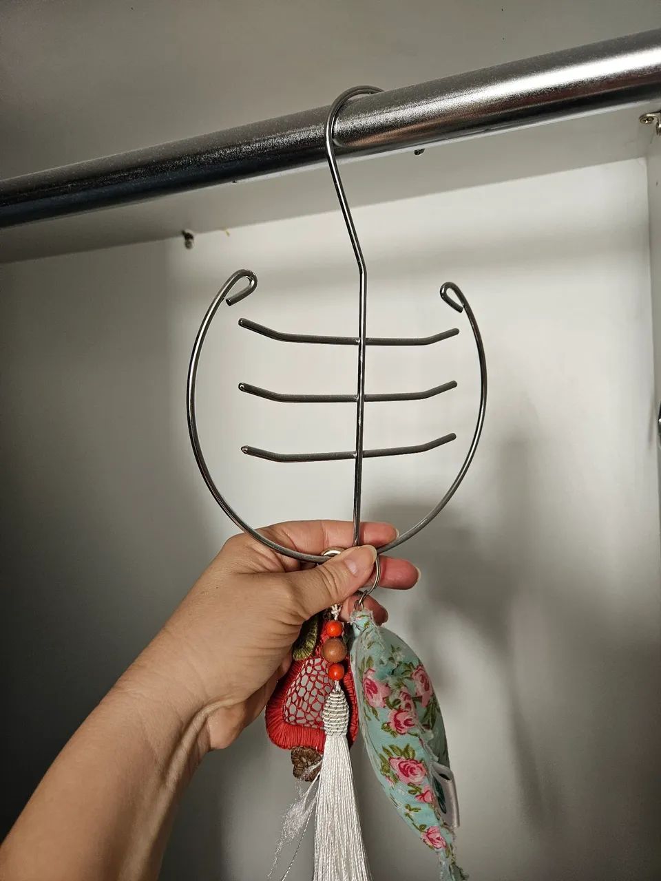 Cabide cromado para gravatas, cintos ou lenços  - Foto 3
