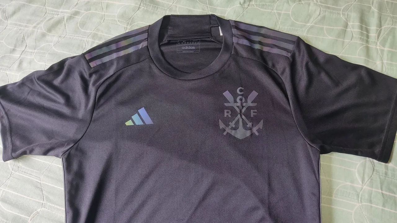 Camiseta Adidas CR Flamengo Modelo 2023 - Preta com detalhes holográficos