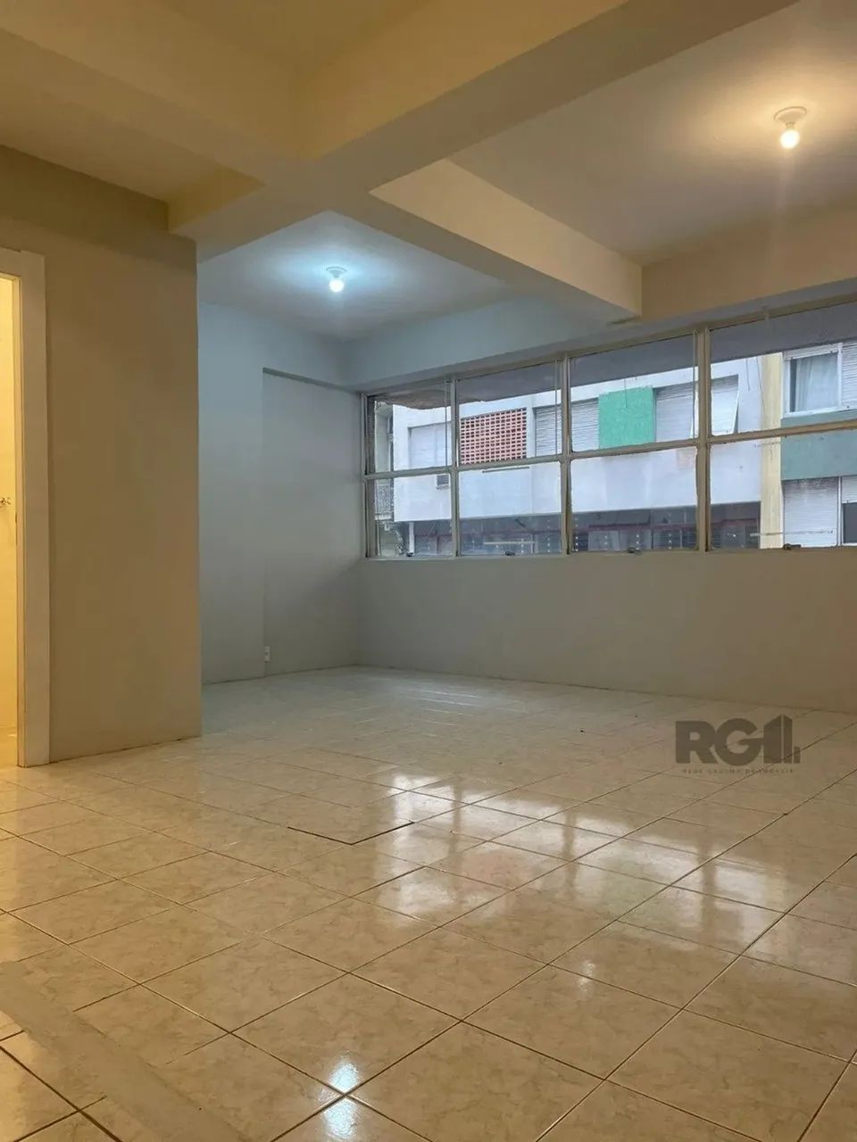 Vende jk reformado, banheiro, cozinha e piso novos. 38m² privativos, prédio com portaria. - Foto 3