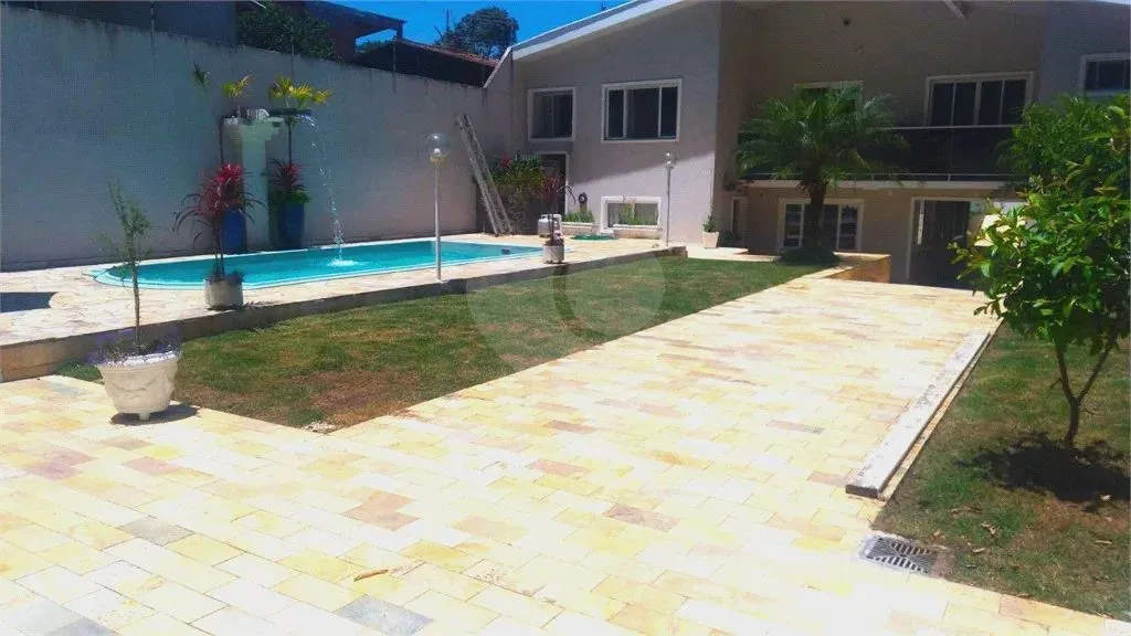 Sobrado para venda possui 400 metros quadrados com 4 quartos em Pilarzinho - Curitiba - PR