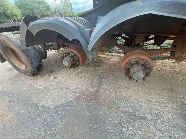 VENDO 3 EIXOS DE CARRETA À DISCO RANDON COMPLETOS COM MOLAS, RODAS E 2 SUSPENSORES - Foto 5