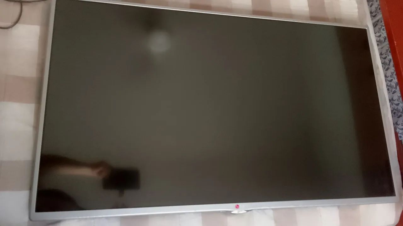 Vendo TV LG LED 42 polegadas SEM OS PÉS E COM DEFEITO 