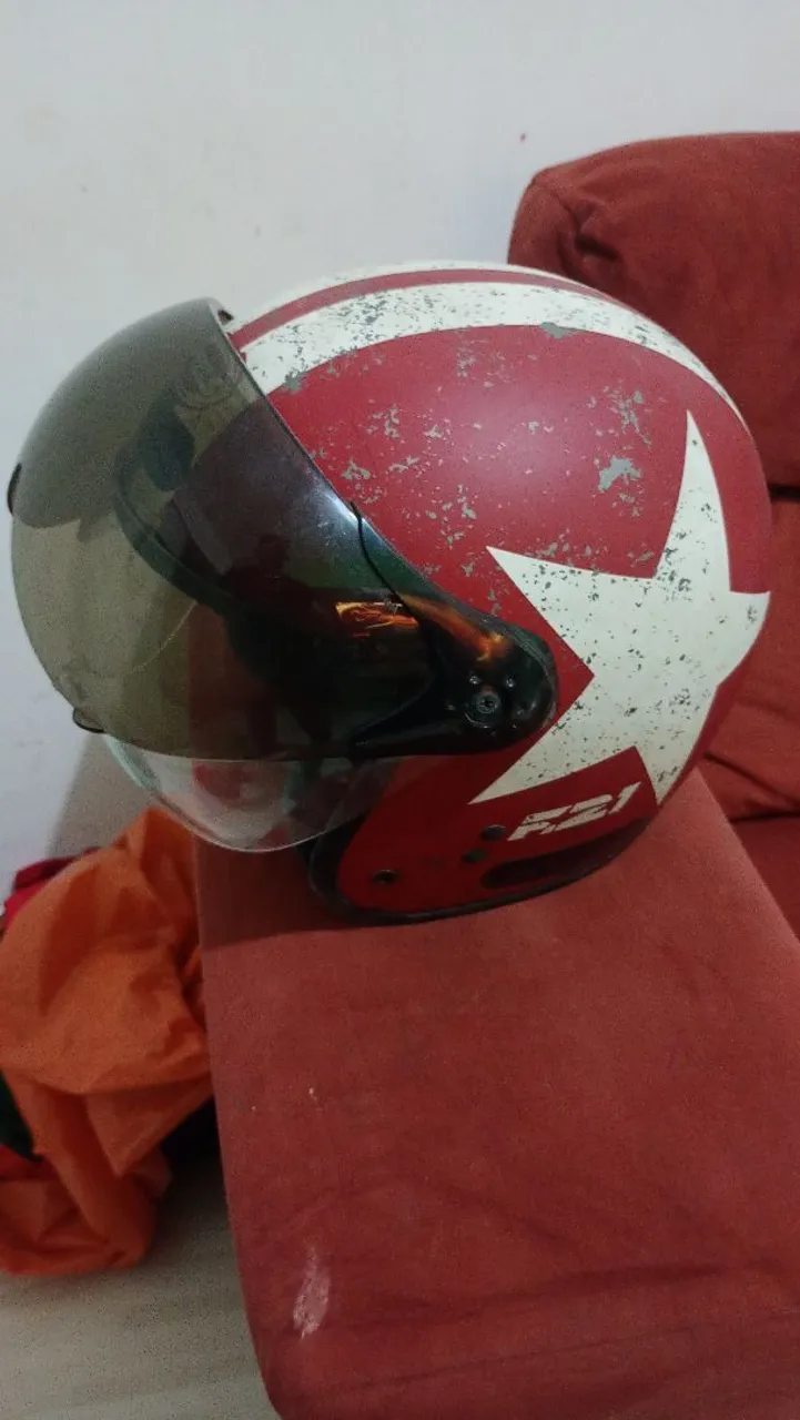 Capacete Estiloso Vermelho com Estrela