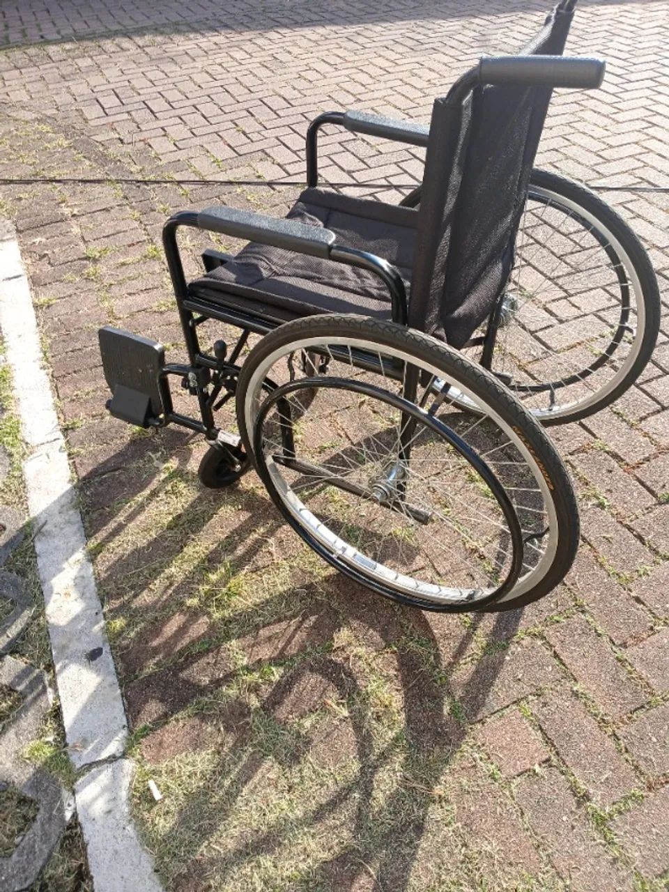 cadeira de rodas cds m2000 pneus infláveis novíssima usada 1 vez estabelecimento comercial - Foto 4