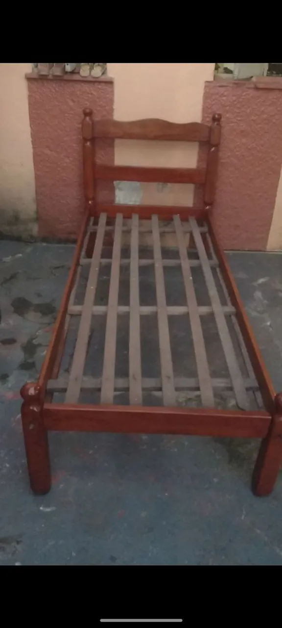 Cama de solteiro de madeira