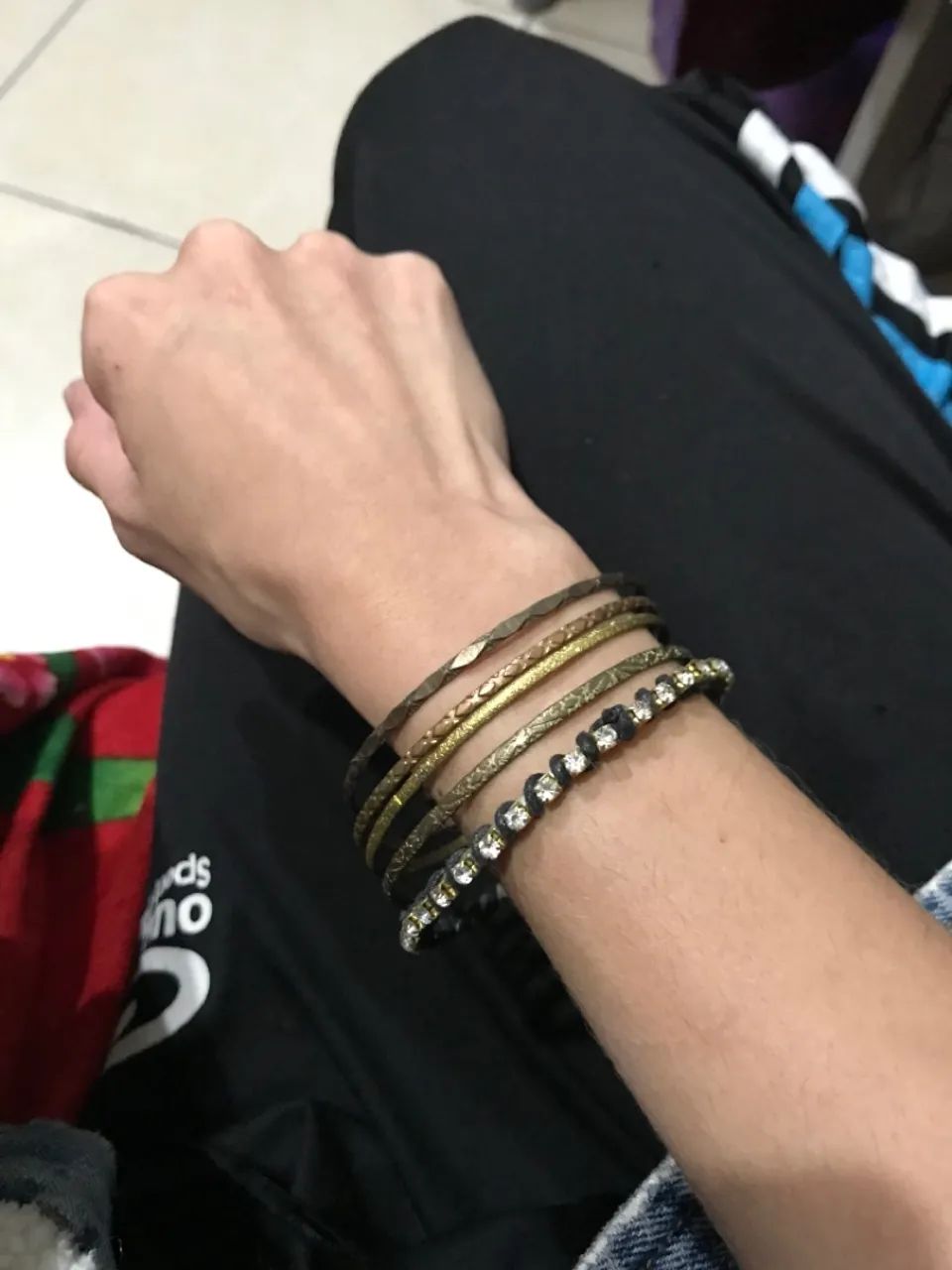 Pulseiras Douradas com Pingentes de Cruz e Chave - Foto 3