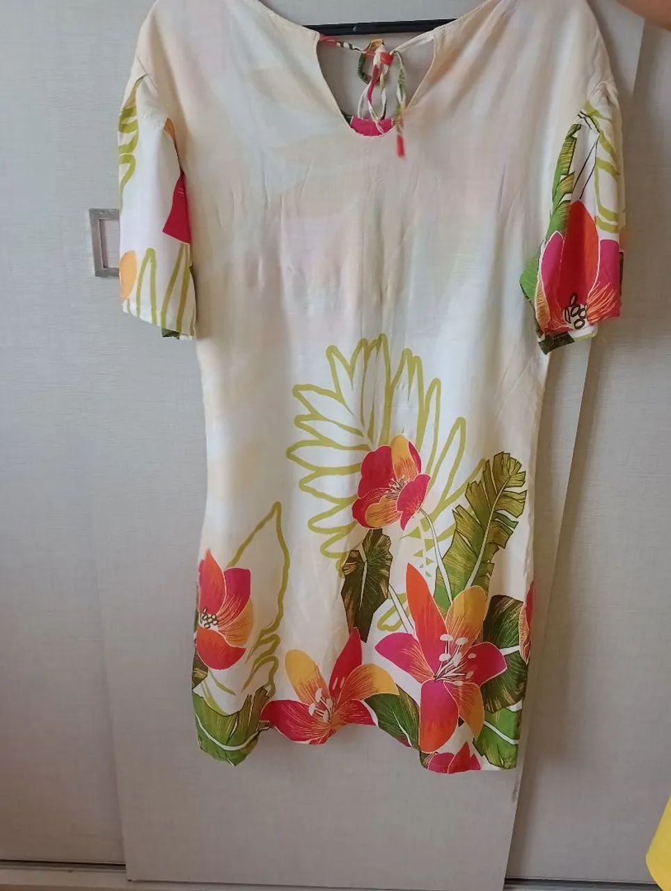 Vestido floral branco com mangas curtas