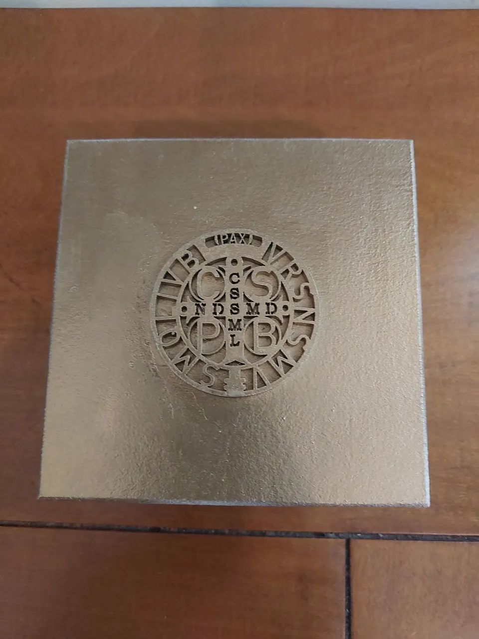 KIT DUAS CAIXAS PORTA TERÇOS EM MDF PINTADAS À MÃO - P - BRANCO E DOURADO  - Foto 3