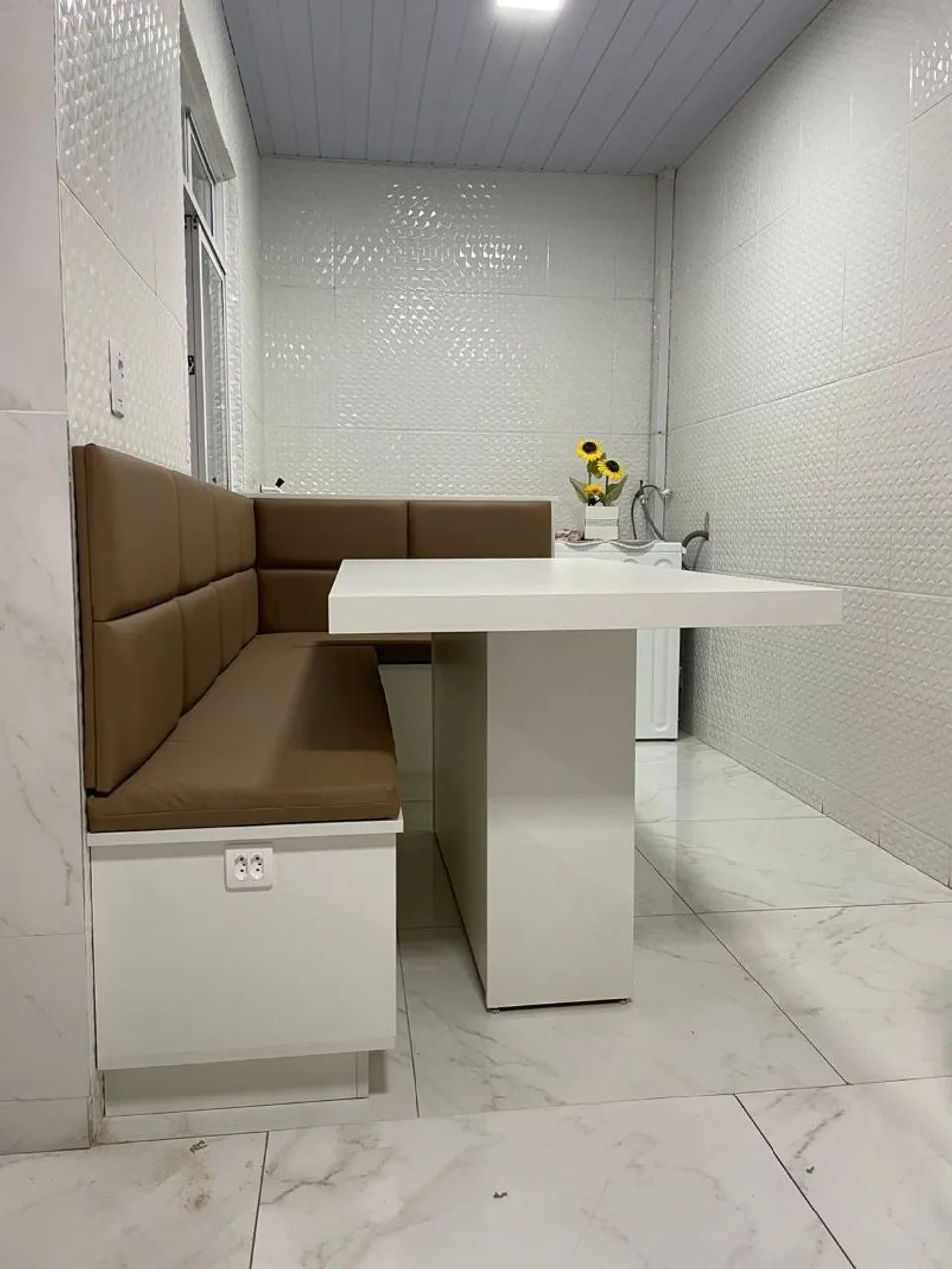 Mesa de Canto com Banco - Ideal para sua cozinha! - Foto 2