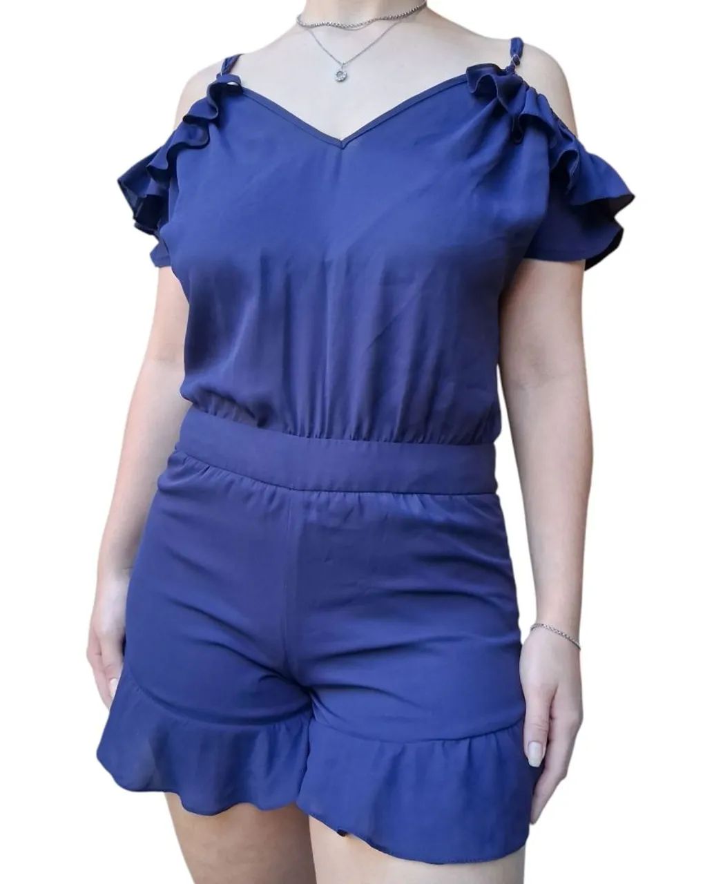 Macacão feminino azul com detalhes em babado