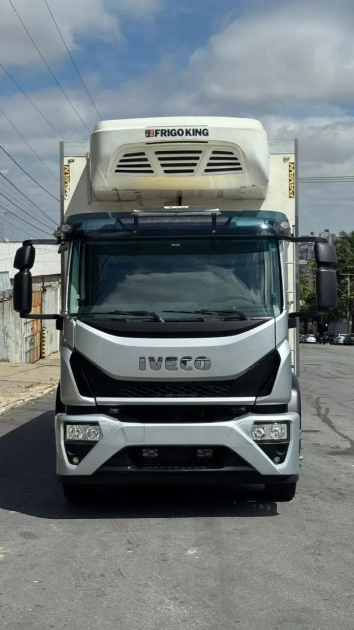 Caminhão Baú Frigorífico Iveco Tector 24280 - Foto 2