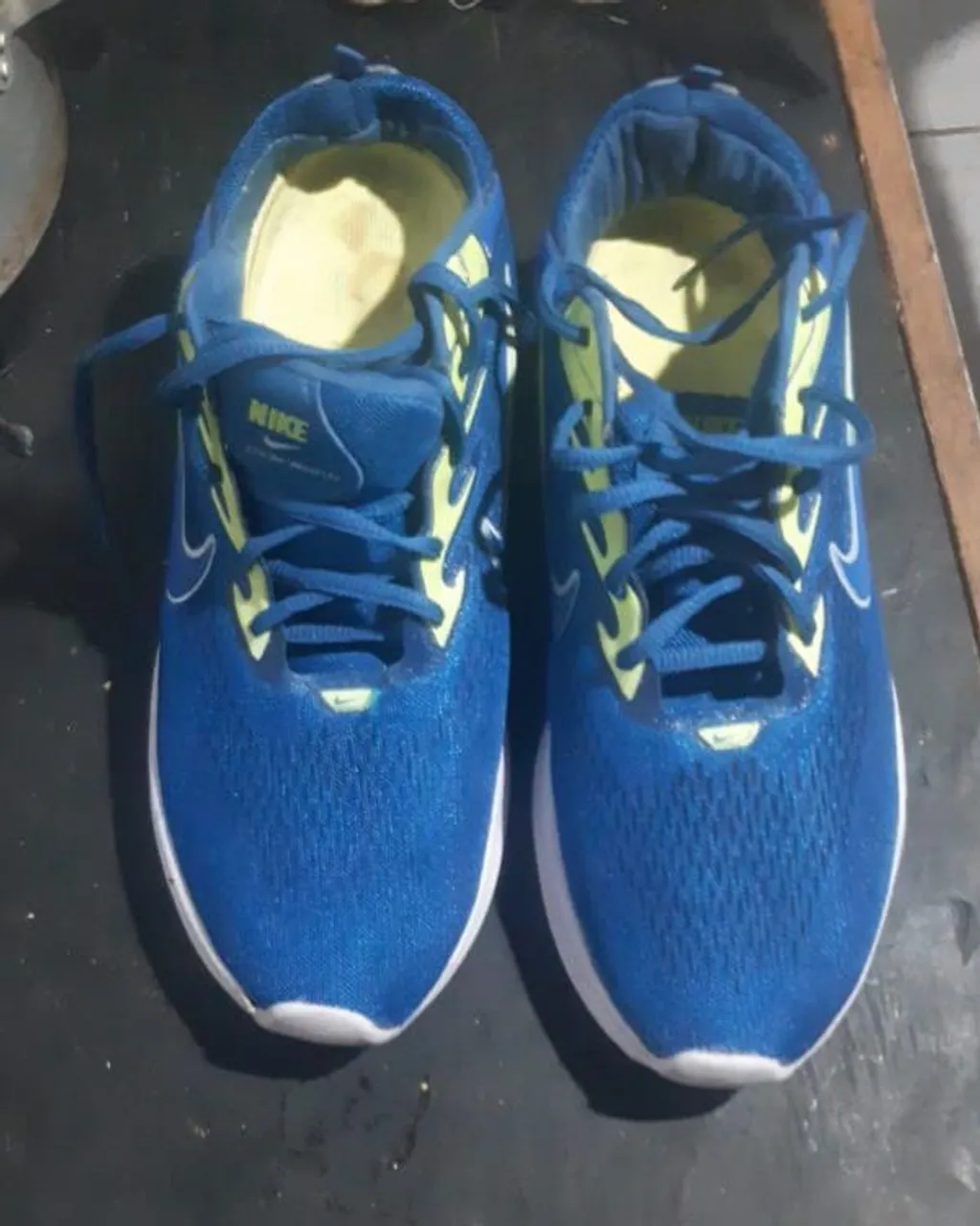 Tênis Nike Azul com Detalhes em Amarelo