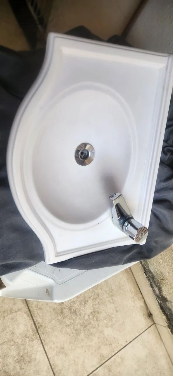 Vendo lavatório de banheiro com torneira