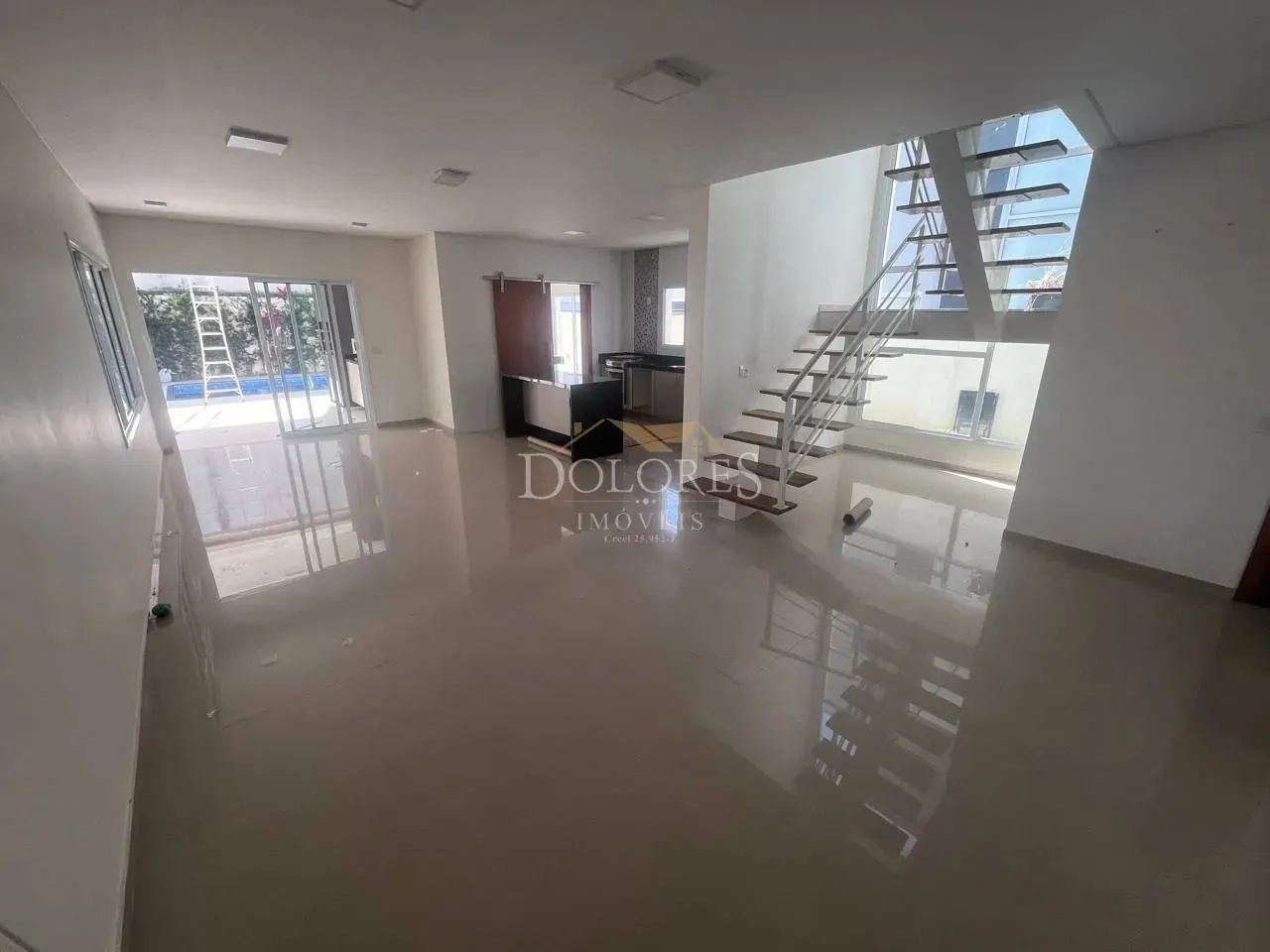 SOBRADO COM 3 SUÍTES E PISCINA