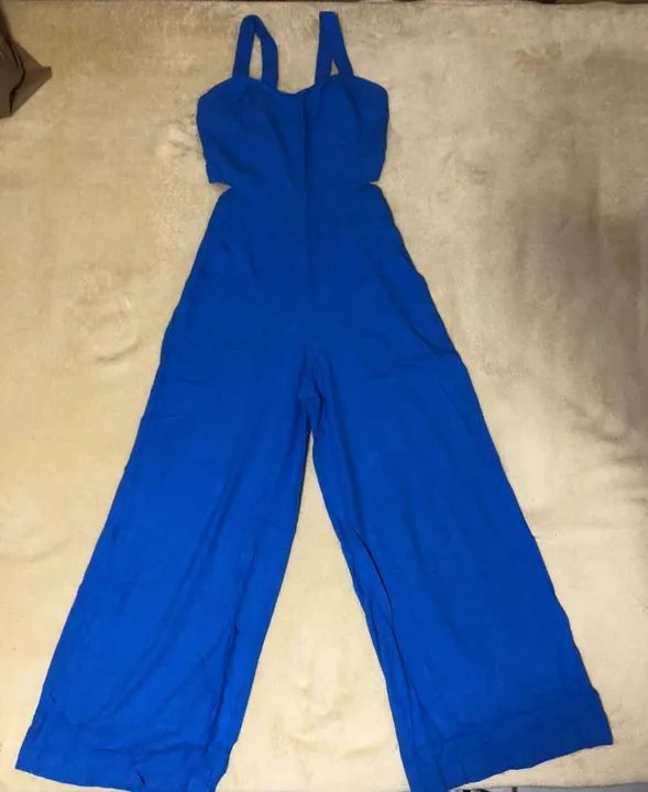 Macacão azul com recortes ao lado