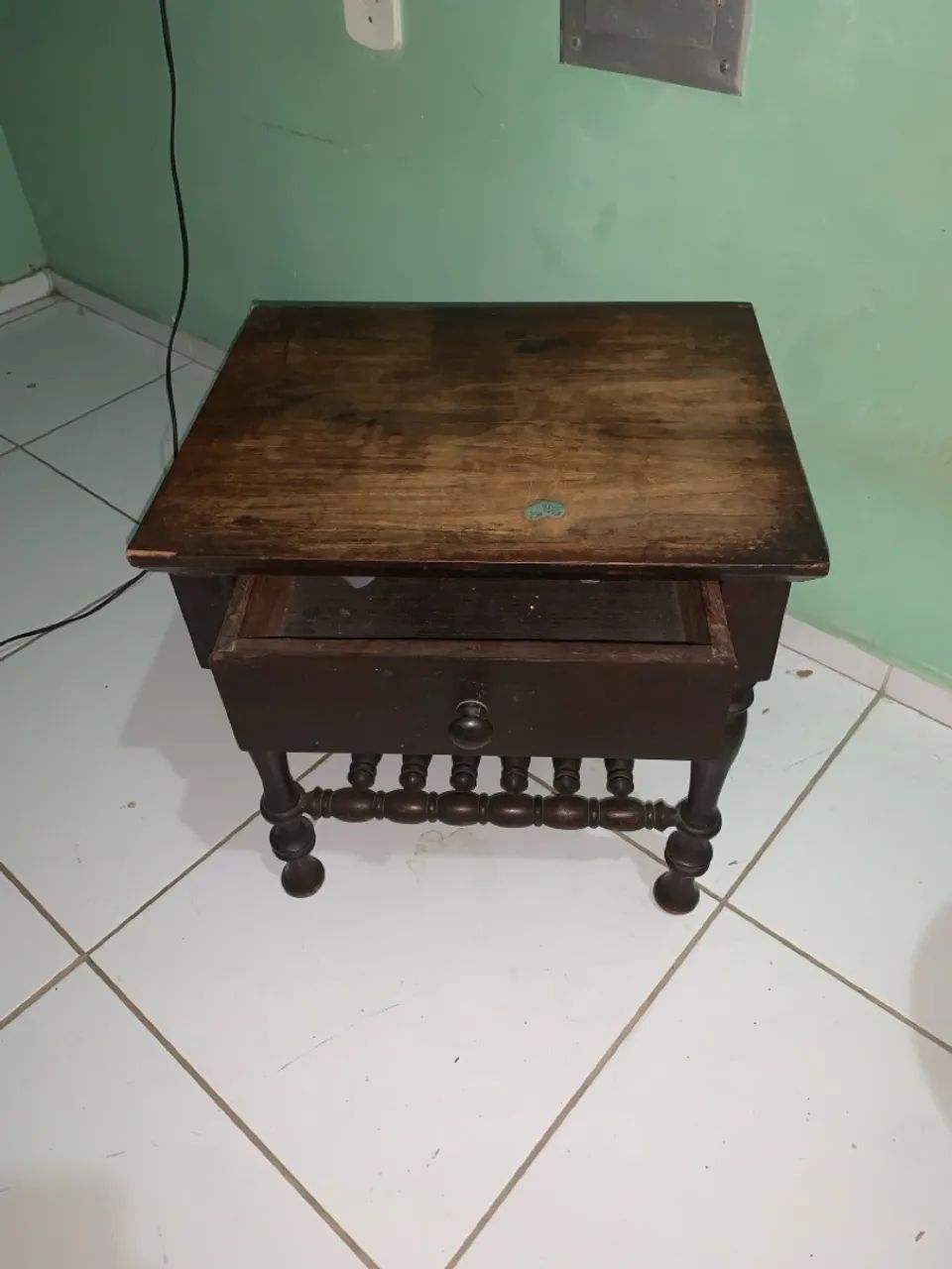 Criado-Mudo Antigo em Madeira Maciça - Estilo Vintage/Retrô