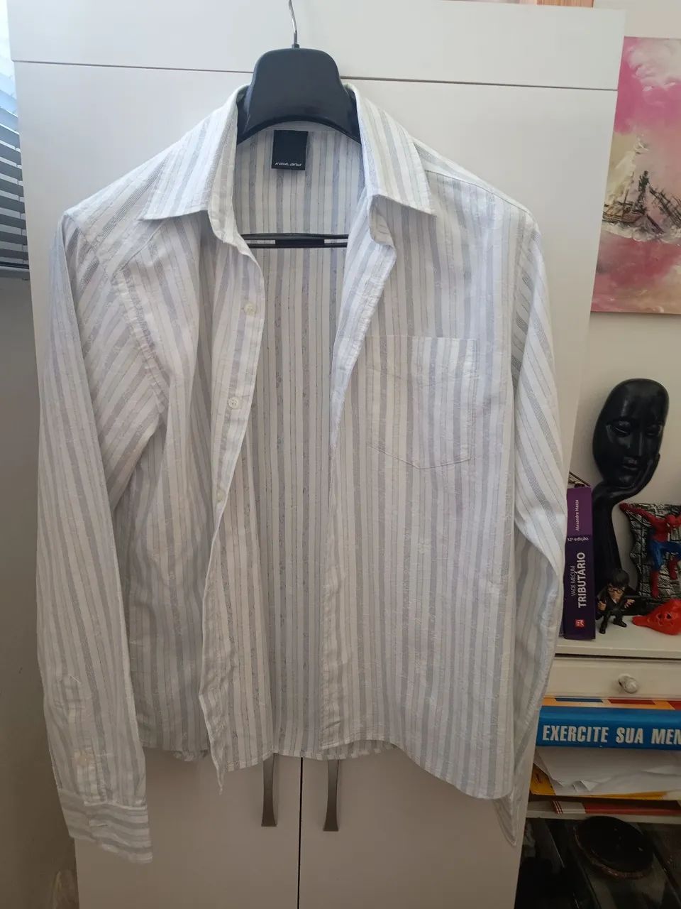 Camisa Social listrada branca e azul claro 