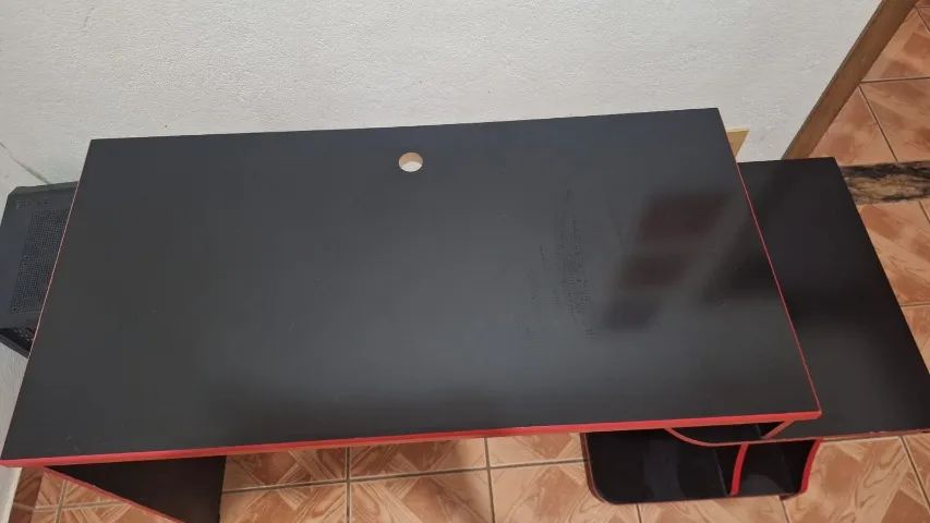 Mesa Gamer Preta e Vermelha Seminova - Foto 2
