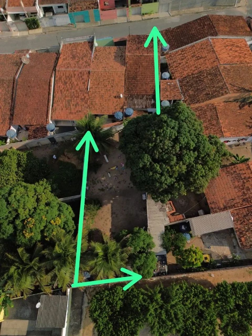 CASA EM JUNQUEIRO COM TERRENO AMPLO ATRÁS. - Foto 2