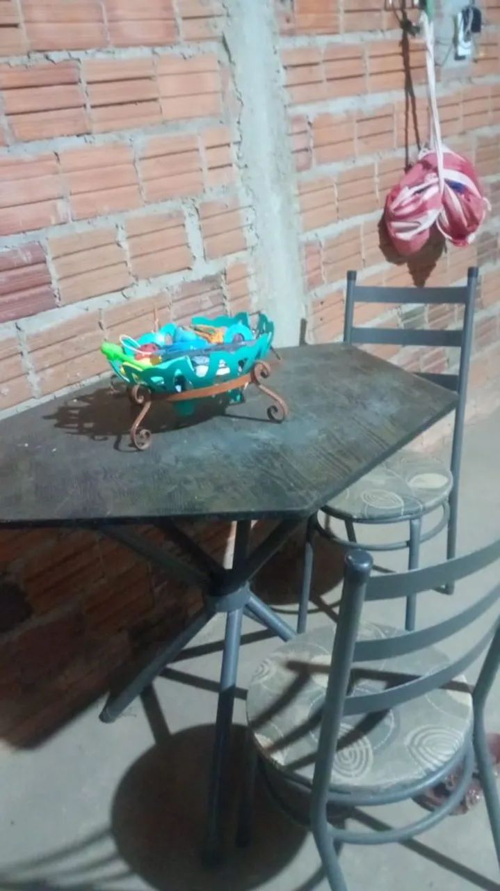 Mesa com 2 cadeiras