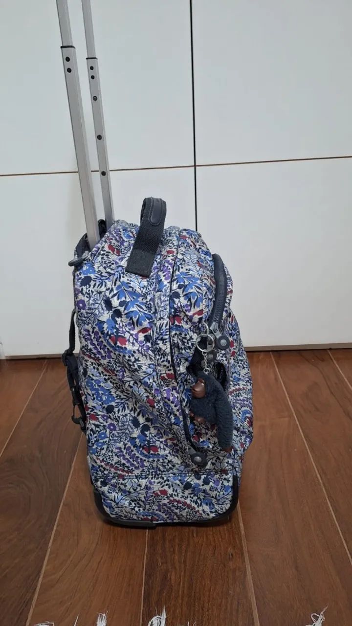 Mochila Kipling estampada rodinha/costas - Foto 2
