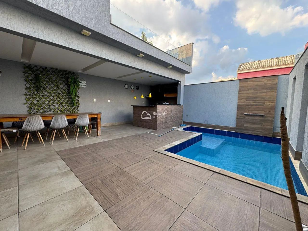 Vale das Palmeiras - Casa triplex 3 quartos (3 suítes) - Estrada do Mendanha REF: 10060