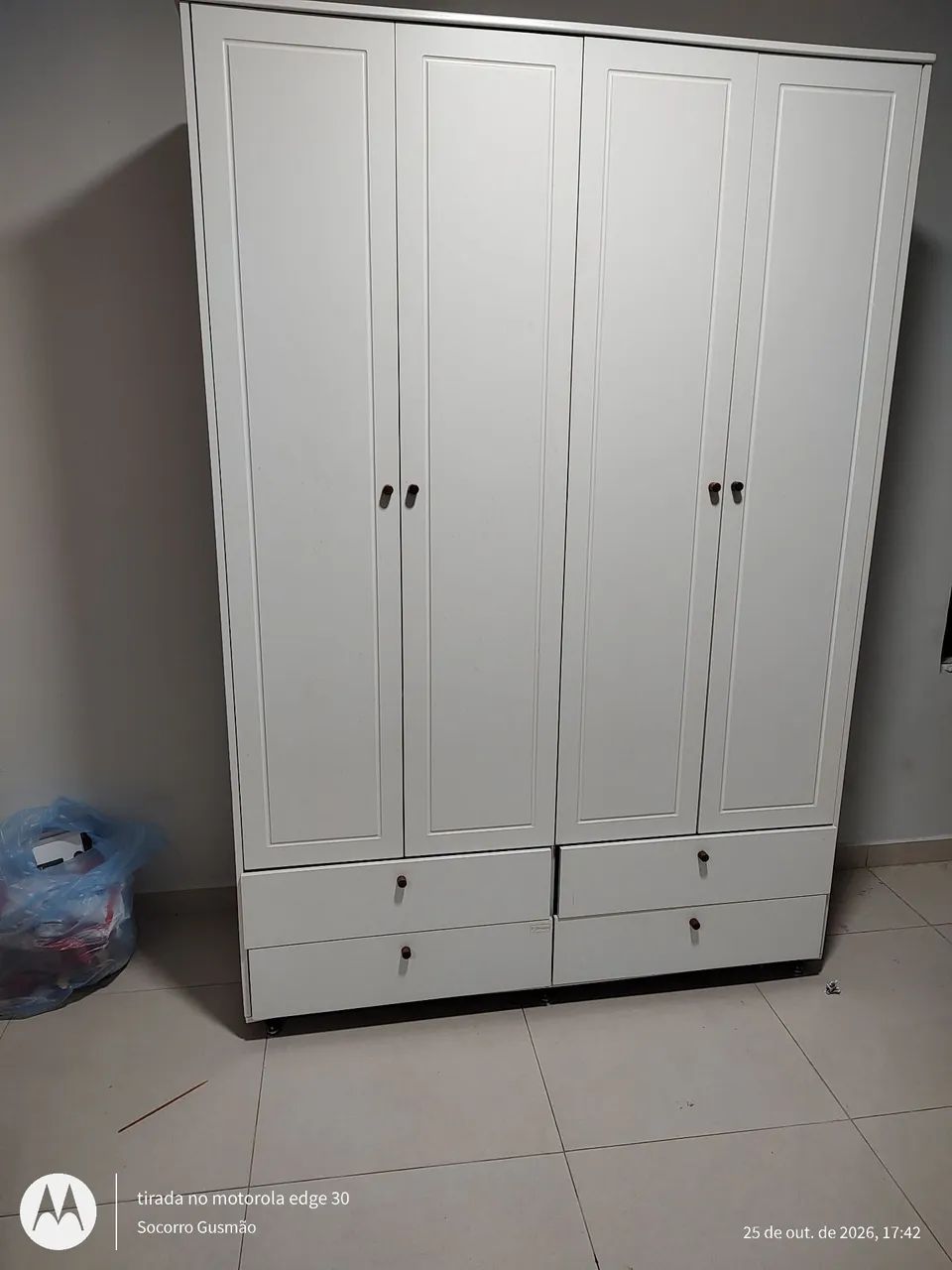 guarda roupa 4 portas e 4 gavetas