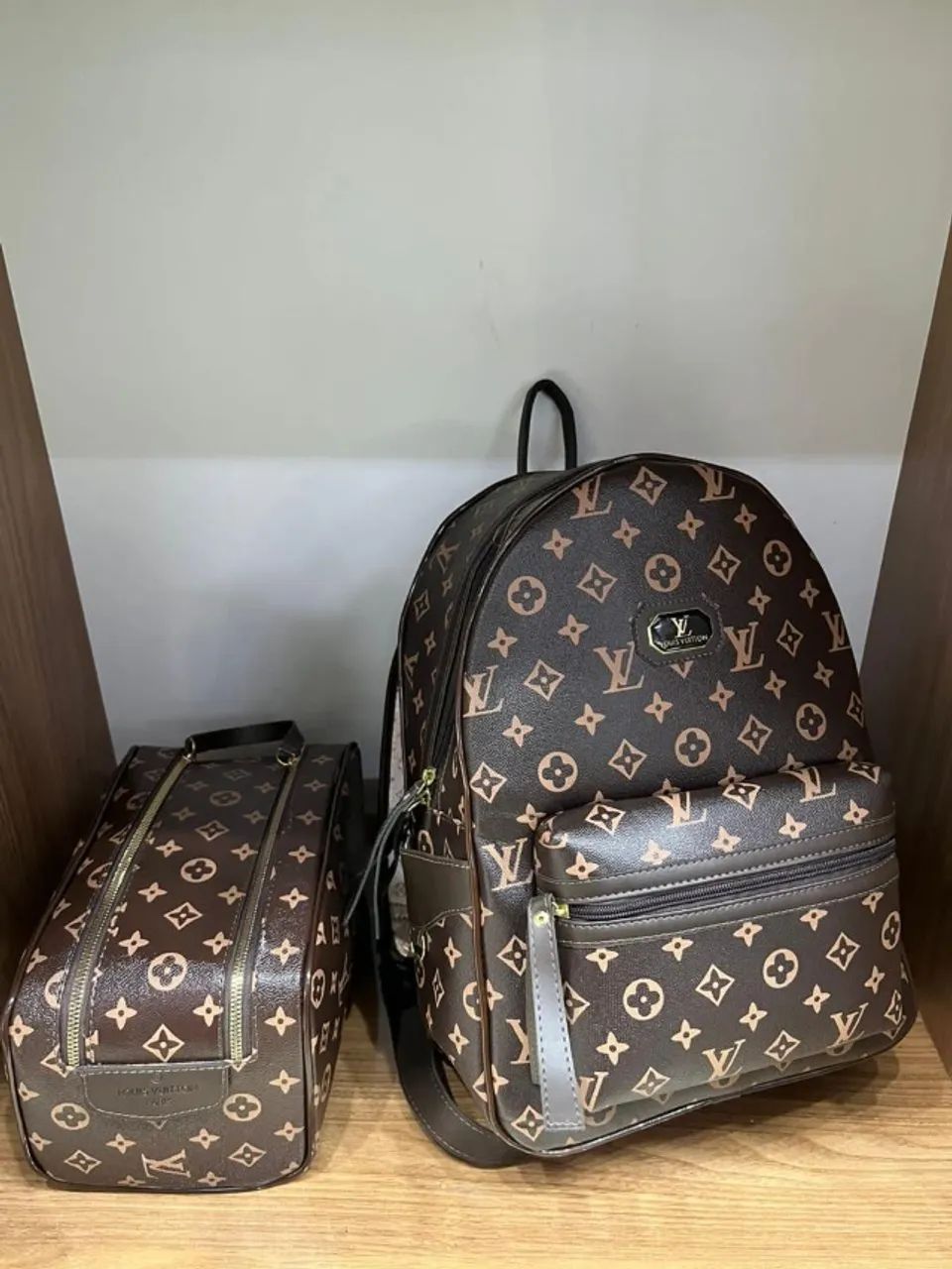 Kit Mochila e Necessaire Monograma Louis Vuitton Confecção Premium