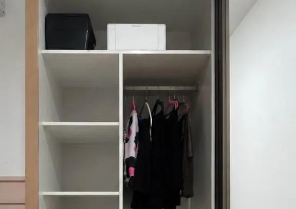Grada roupas de 2 portas de correr com espelho e gaveteiro interno - Foto 4