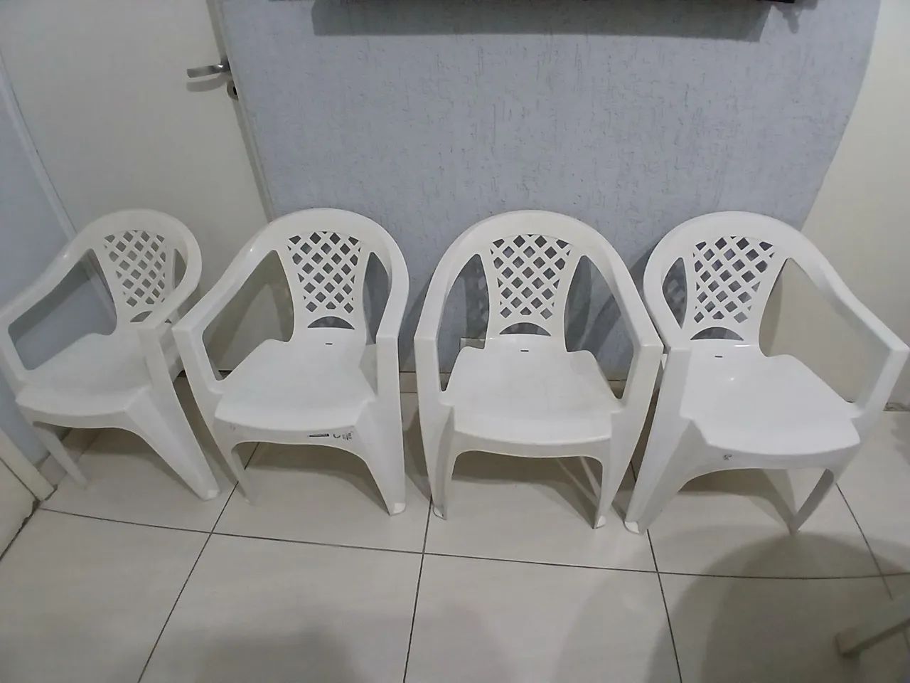 Mesa redonda de plastico tramontina com 4 cadeiras com braços  - Foto 3