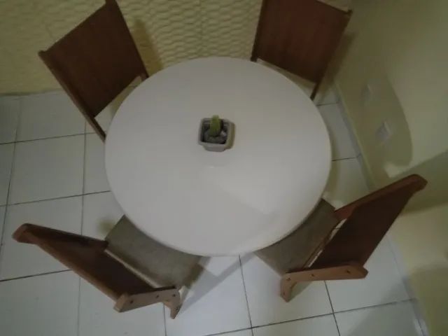 mesa com 4 cadeiras semi novas - Foto 3
