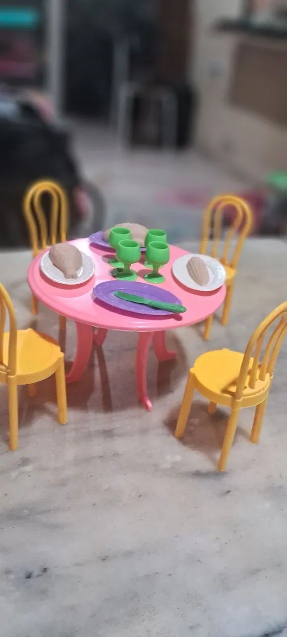 Brinquedos! mesa e cadeirinhas