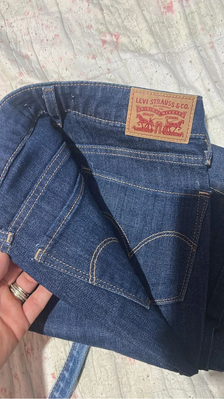 Calça levis fem 