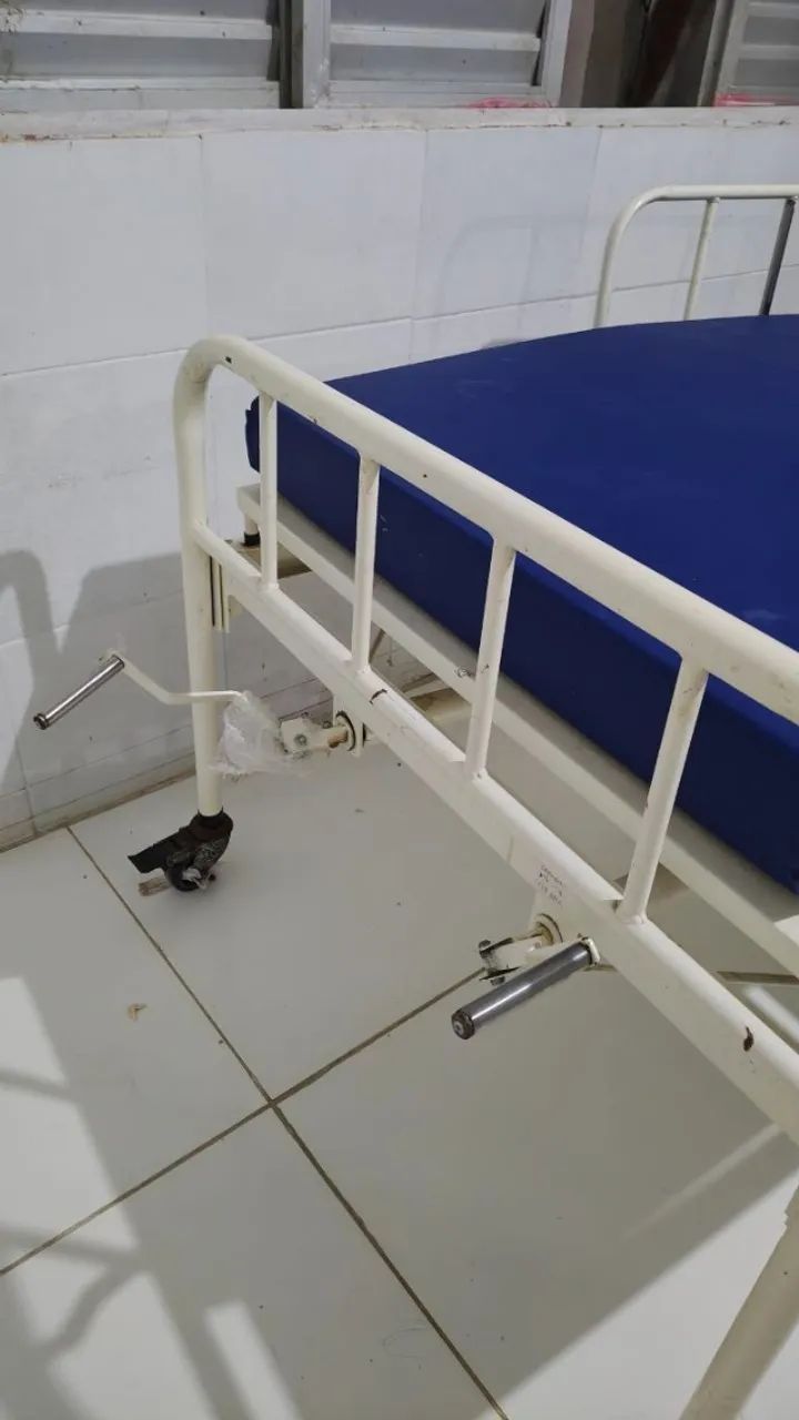 Cama Hospitalar com grades + Colchão Impermeável Seminovo  - Foto 3