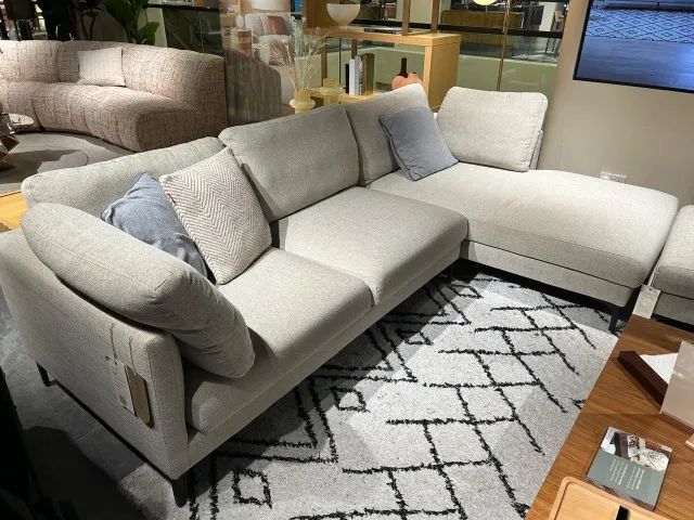 Sofa com Chaise modulado + puff otomano